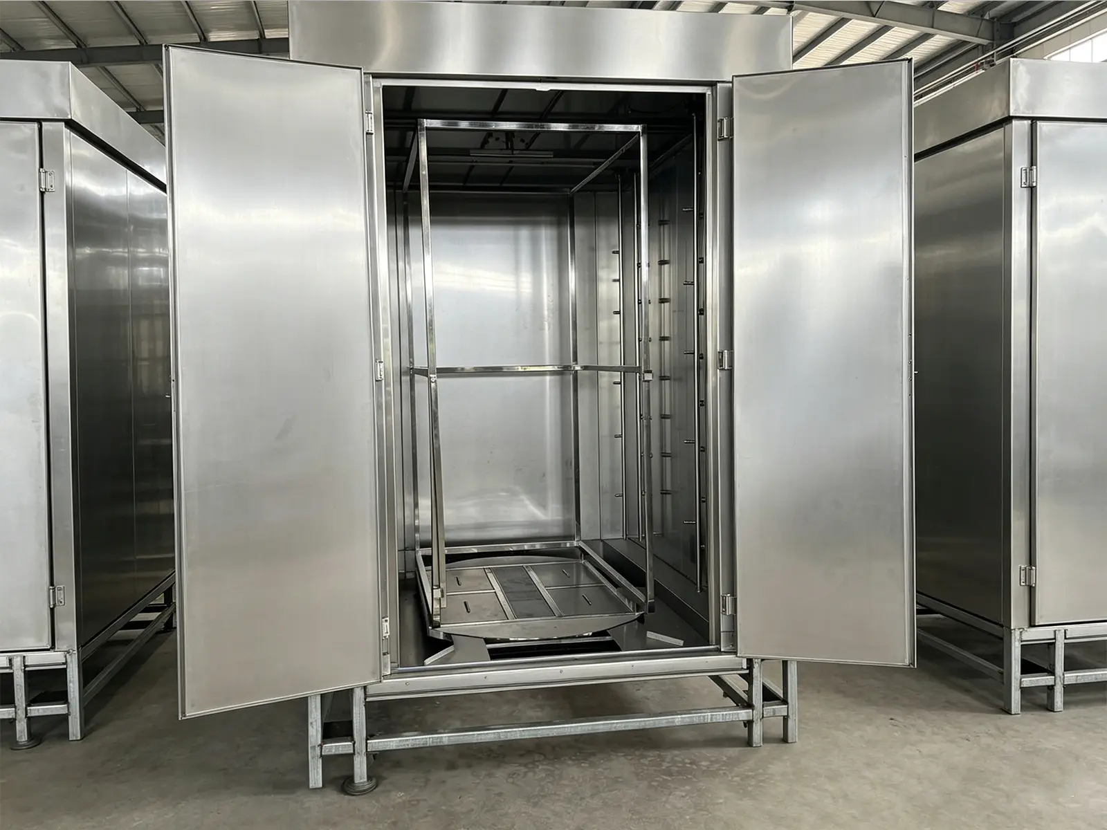 V-TAI PTW-1900 chamber interior — 360° rotating base, multi-directional spray nozzles, SUS304 stainless walls